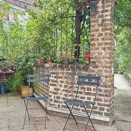 Cosy Just A Stone's Throw From Montmartre Appartamento Parigi